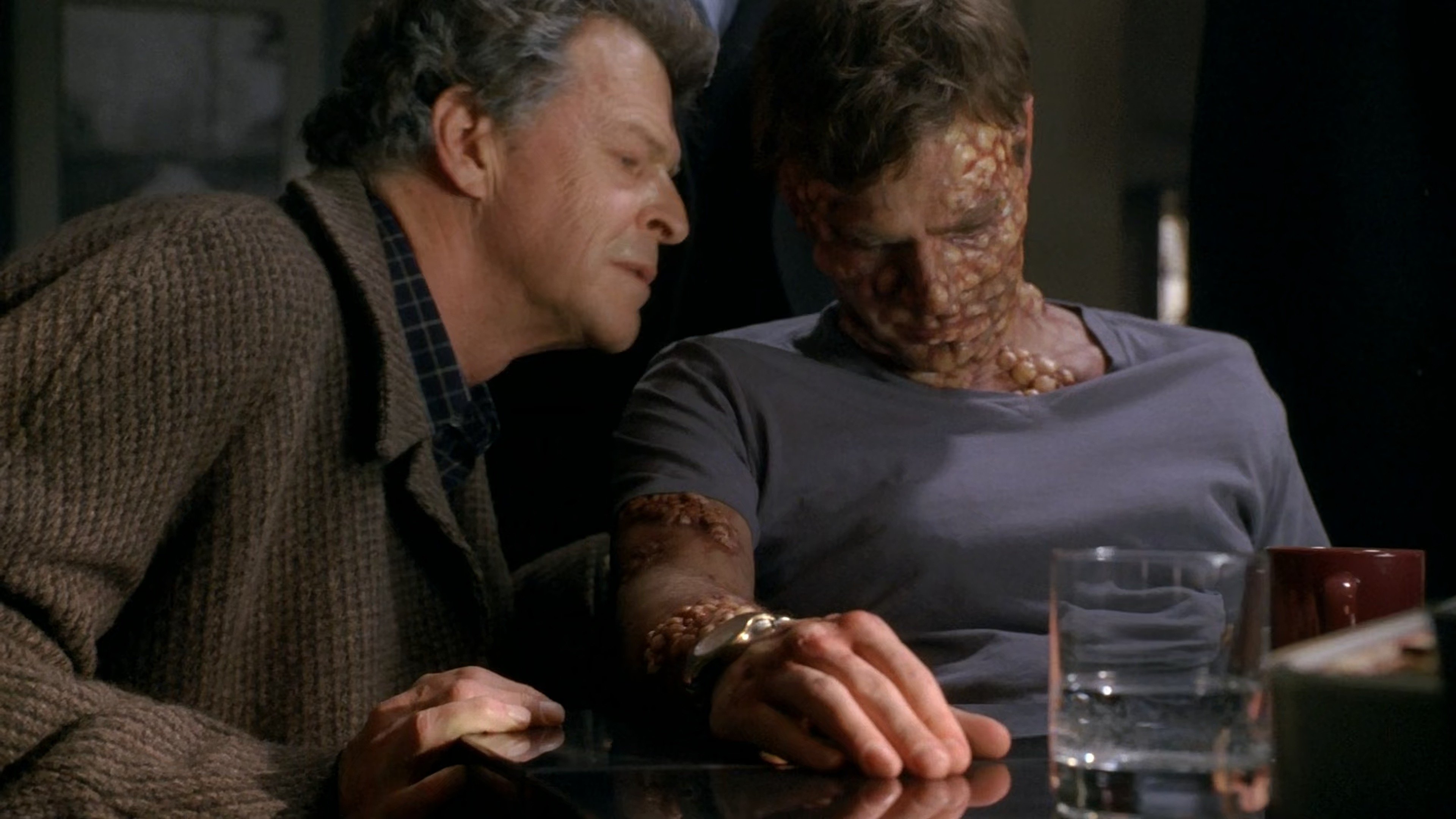 Olivia, en el laboratorio, con un revólver