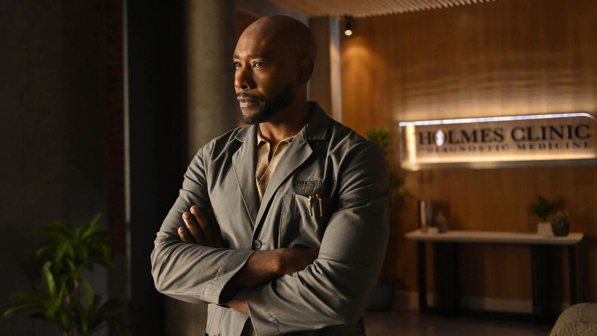 El hombre del pecho reluciente