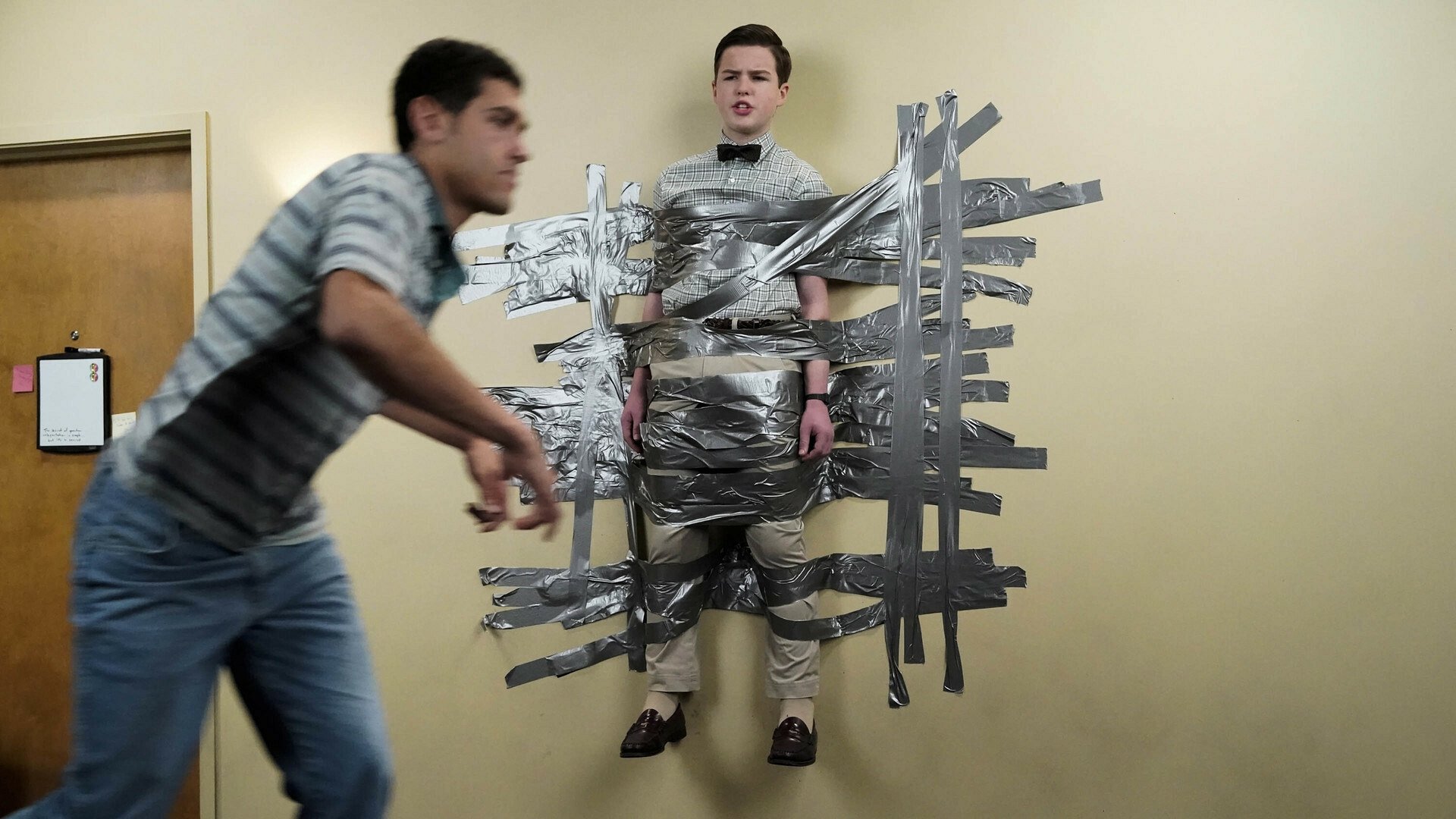 Un monitor residente y la palabra 